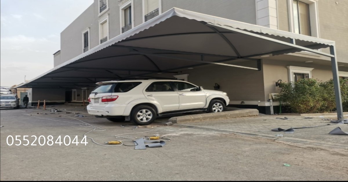 مظلات سيارات لكسان مقاومة للحرارة والمطر مع تصميم أنيق ومتين.